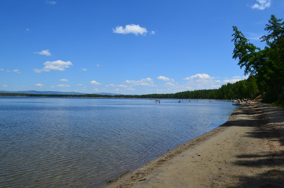 История о Чингисхане и озере Арей основана на легенде, которая рассказывает о том, как великий завоеватель и основатель Монгольской империи, Чингисхан, был связан с этим загадочным озером. 
Согласно легенде, Чингисхан был одержим жаждой побед и мирного единства. Он отправился в долгий и трудный путь, ведущий в горы, чтобы найти мудрого и древнего старца, который, по мифологии, обитал в окрестностях озера Арей.

Когда Чингисхан встретил старца, тот рассказал ему о сокровищах, скрытых в озере Арей, и об обете, сделанном веками назад богами, чтобы это озеро стало символом мира и преуспевающей империи.

С постепенным смирением и пониманием важности мира, Чингисхан пришел к озеру Арей в поисках мудрости и гармонии. Он нашел в себе внутренний мир и обрел новое понимание о своем предназначении. Таким образом, Чингисхан стал оплотом духовной силы и человечности, что отразилось в его потрясающих достижениях на поле битвы.

И хотя это лишь легенда, связь между Чингисханом и озером Арей символизирует искреннее стремление человека к обретению внутреннего покоя, гармонии и мудрости, что может лечь в основу достижений и успеха.