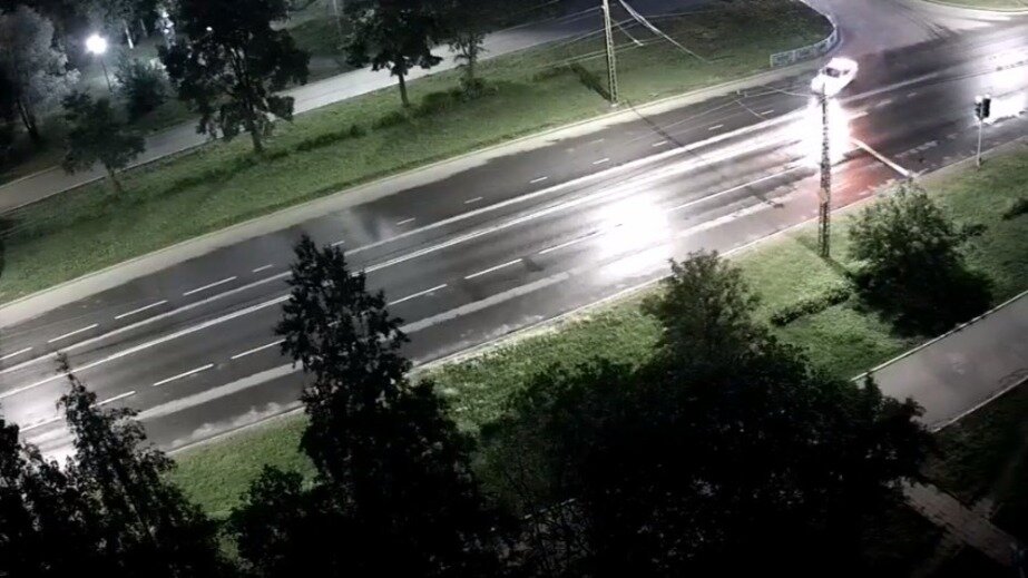     Полицейский автомобиль гонялся за легковушкой поздно вечером. Инцидент попал на видео.