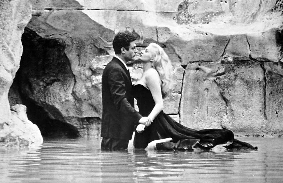 Кадр из фильма "Сладкая жизнь". Марчелло Мастрояни и Анита Экберг в римском фонтане "Треви".