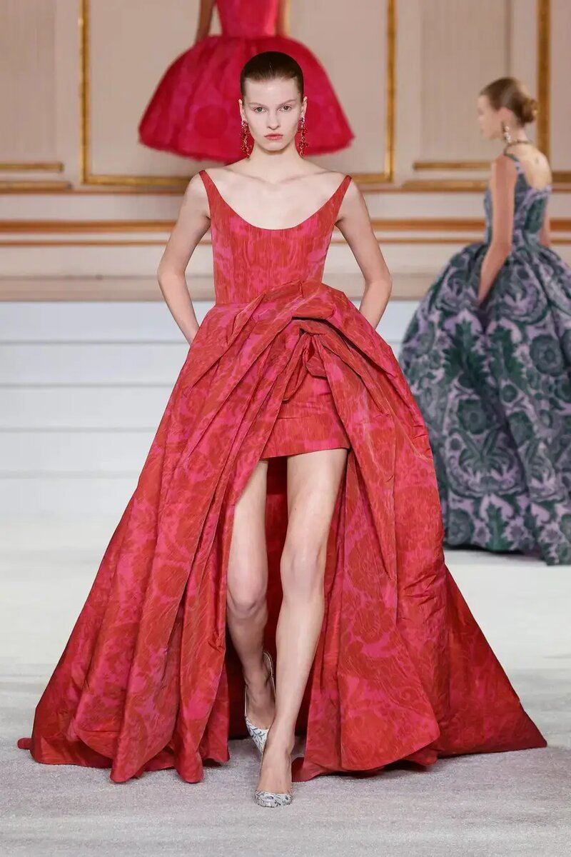Красное платье от Michael Kors осень-зима 2023-2024