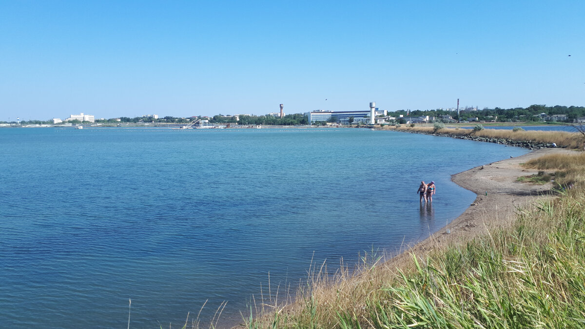 Саки - город на берегу целебного озера.