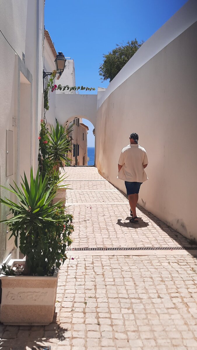 Есть ещё штук пять фото этой улочки🤗