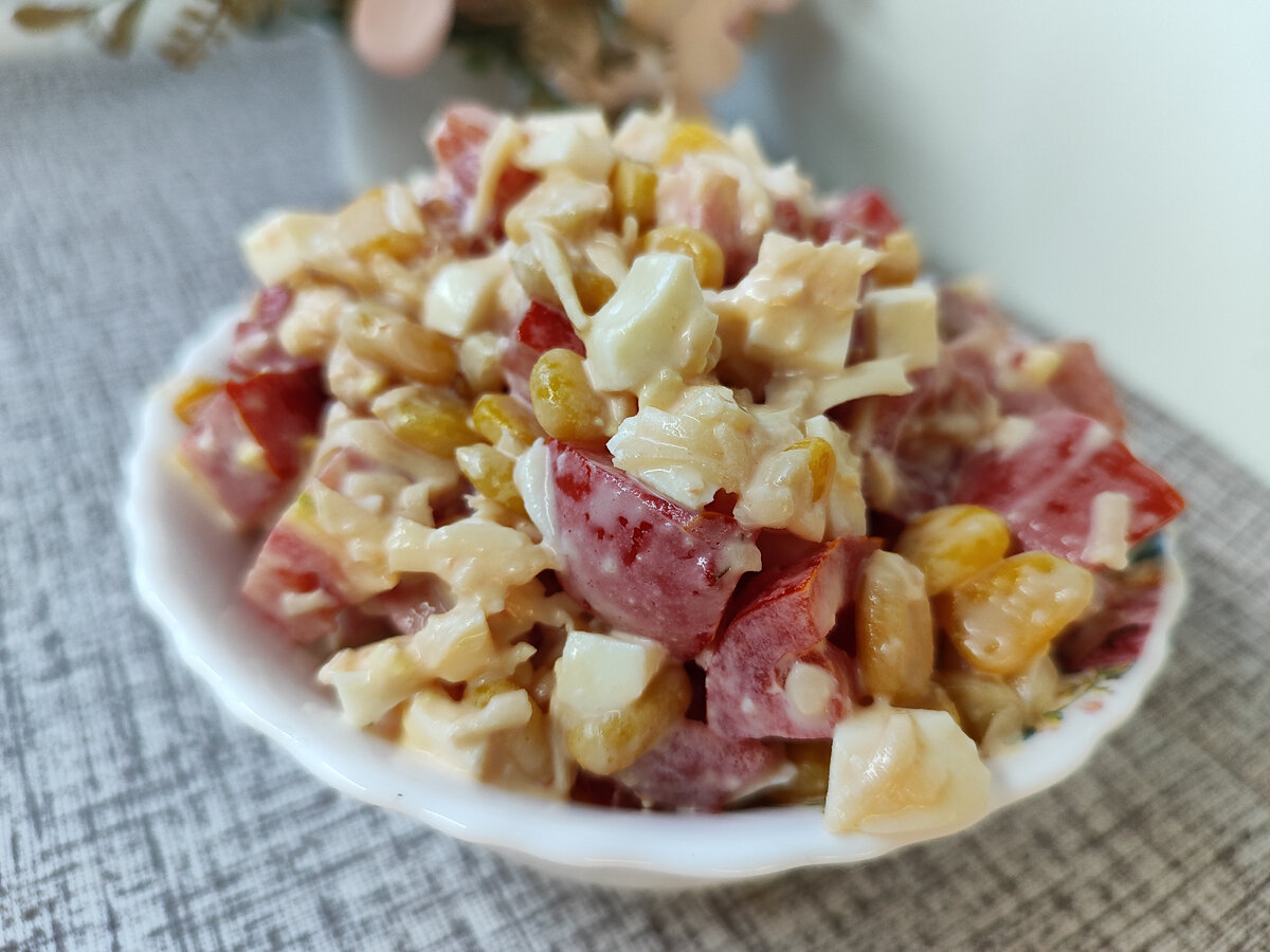 Пикантный салат с кукурузой, яйцами и помидорами 