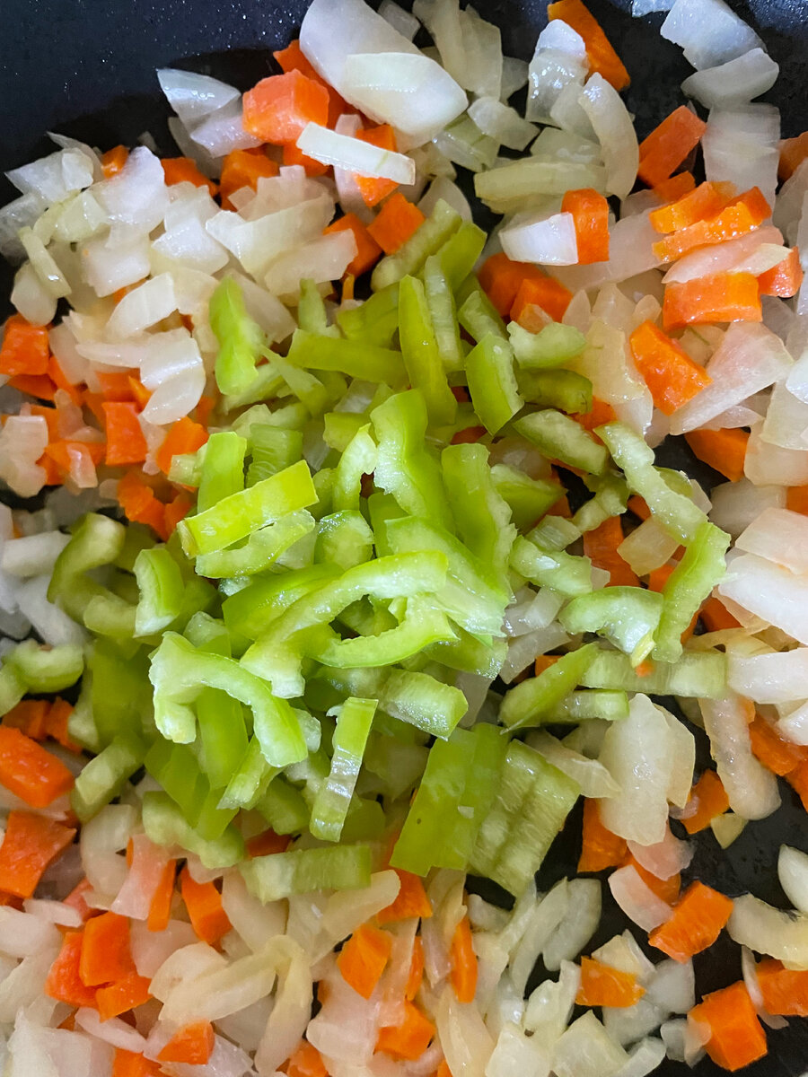 Когда лук подрумянился, а морковь стала помягче, я добавляю перец