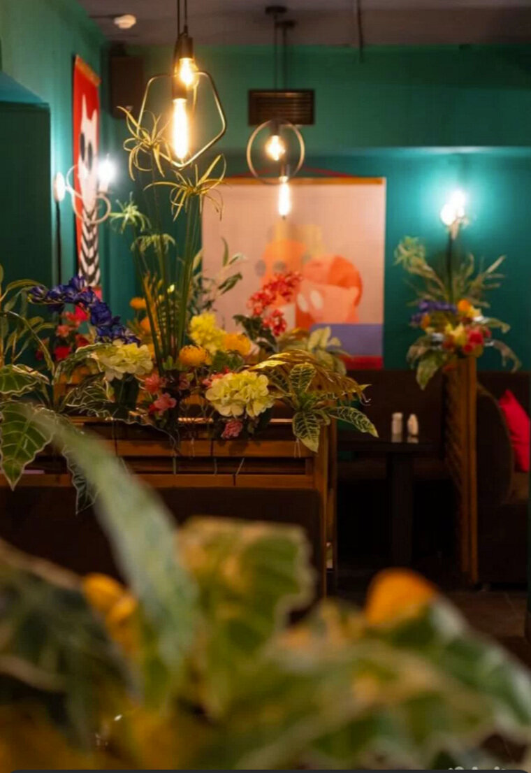    В интерьере много живых растений и цветов