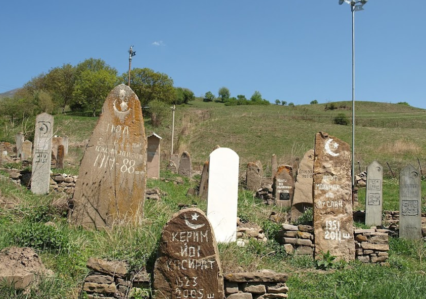 История шарой. Шатой Чечня кладбище. Кладбище в Чечне. Чеченские кладбища. Чеченские могилы.