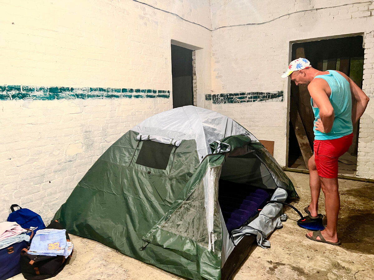 Укрылись от дождя. Временно