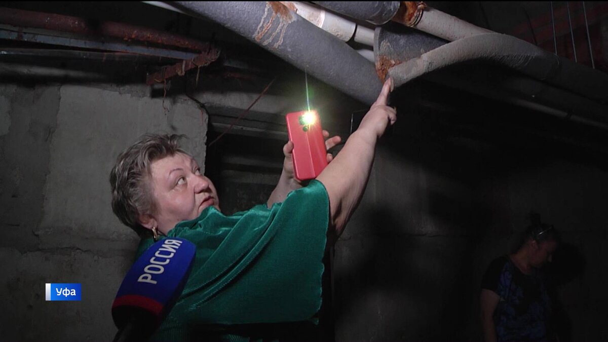    Неделю топит подвал: жильцы дома по улице Комсомольской в Уфе заявили о разрушении фундамента из-за прорыва центральной трубы