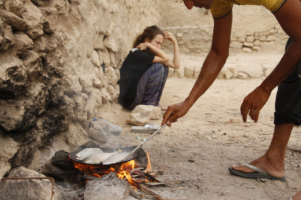 Январь 2019 года. Я в месте где нет связи, никто не говорит на английском, до ближайшей цивилизации час езды по пустыне.  
Из еды только рис, финики, рыба, за которой приходилось отправляться каждый вечер на рыбалку и руккола, которая росла во дворе у рыбака.

Я снимала небольшую песчаную хижину за которую я расплачивалась гашишом, потому что в этом месте он имел большую ценность чем деньги.

Большую часть времени я молчала, и в этом плане - это лучшее место для випассаны)