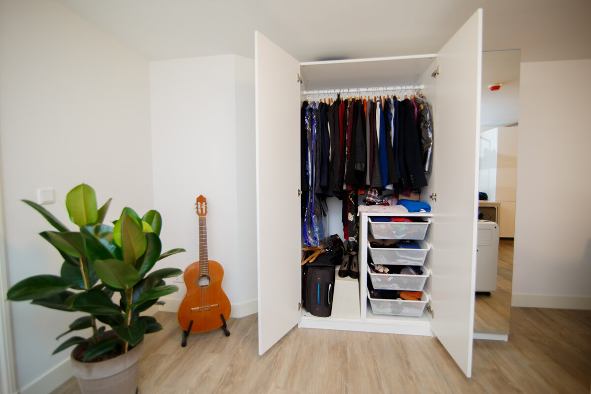 При выборе шкафа для одежды нужно учесть множество нюансов: он должен подходить к интерьеру, быть достаточно вместительным и удобным. Рассказали, на что обратить внимание перед покупкой шкафа.-2