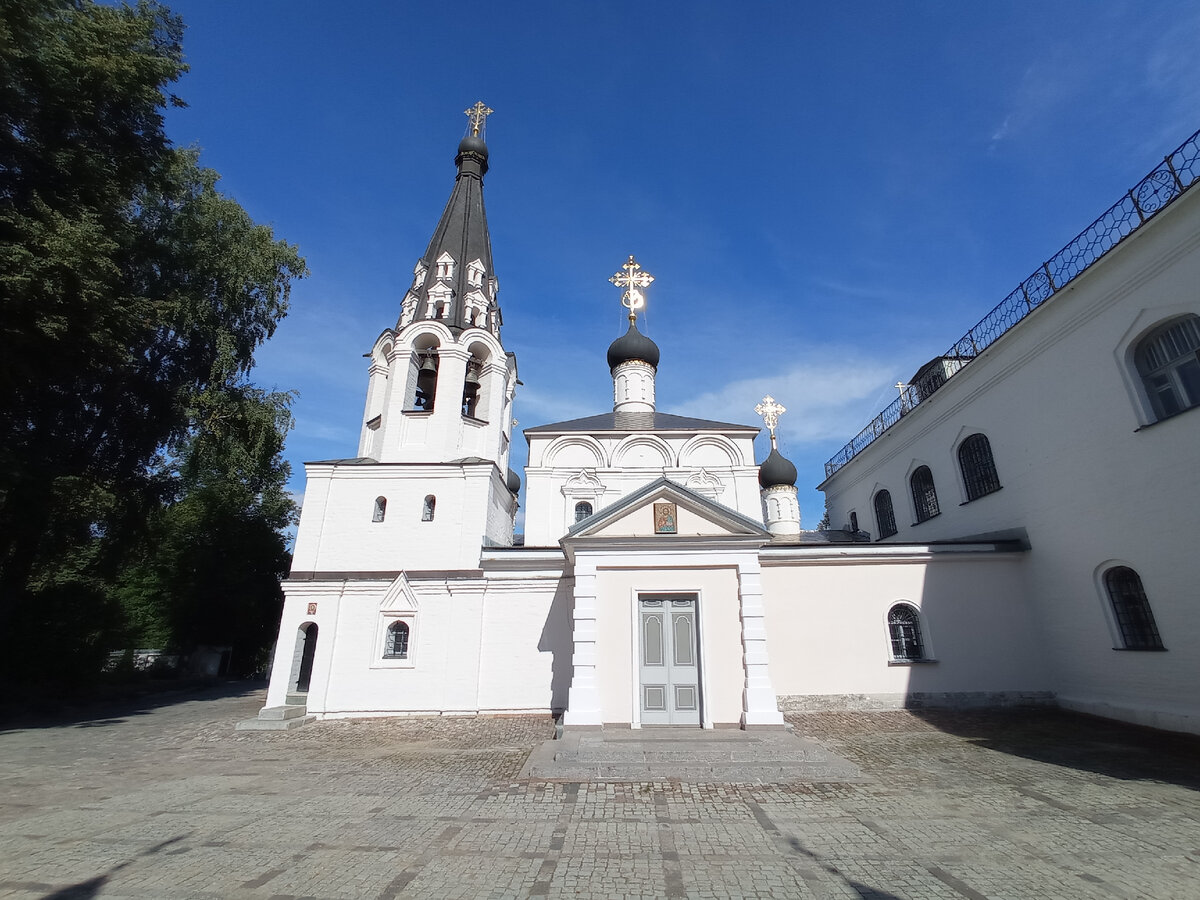 Спасский храм в бывшем селе Котово-Спасское (ныне город Долгопрудный Московской области) - родовая усыпальница князей Юсуповых. Фото автора статьи (листайте галерею, ещё 1 фото)