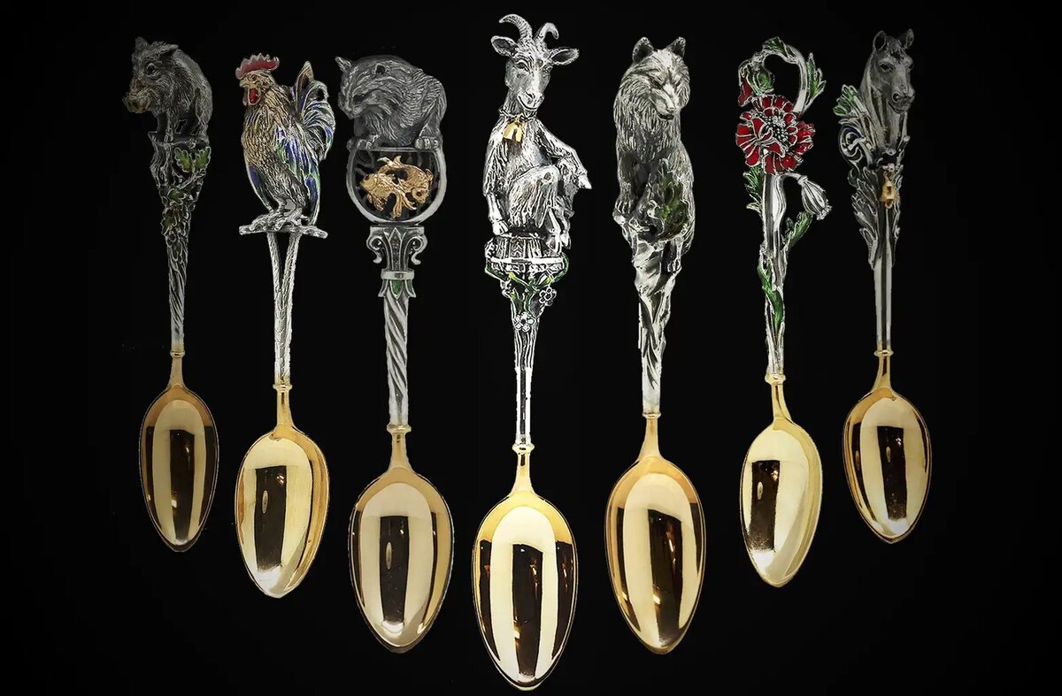 Ювелирная Арт-Мастерская Валерия Голованова известна с 2000 годов своими эксклюзивными работами, особенно серебряными ложками и подстаканниками. Работы выполняются исключительно вручную, что придает жизнь каждому ювелирному изделию. Валерий Голованов - выдающийся ювелир, его работа есть в Оружейной Палате.