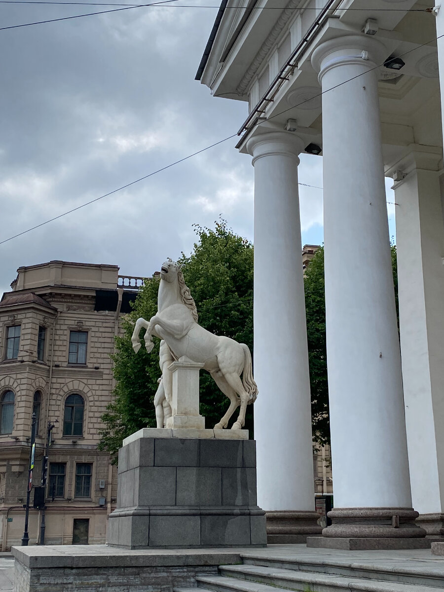 Фото автора: Статуя Диоскура у Конногвардейского Манежа в Санкт-Петербурге.