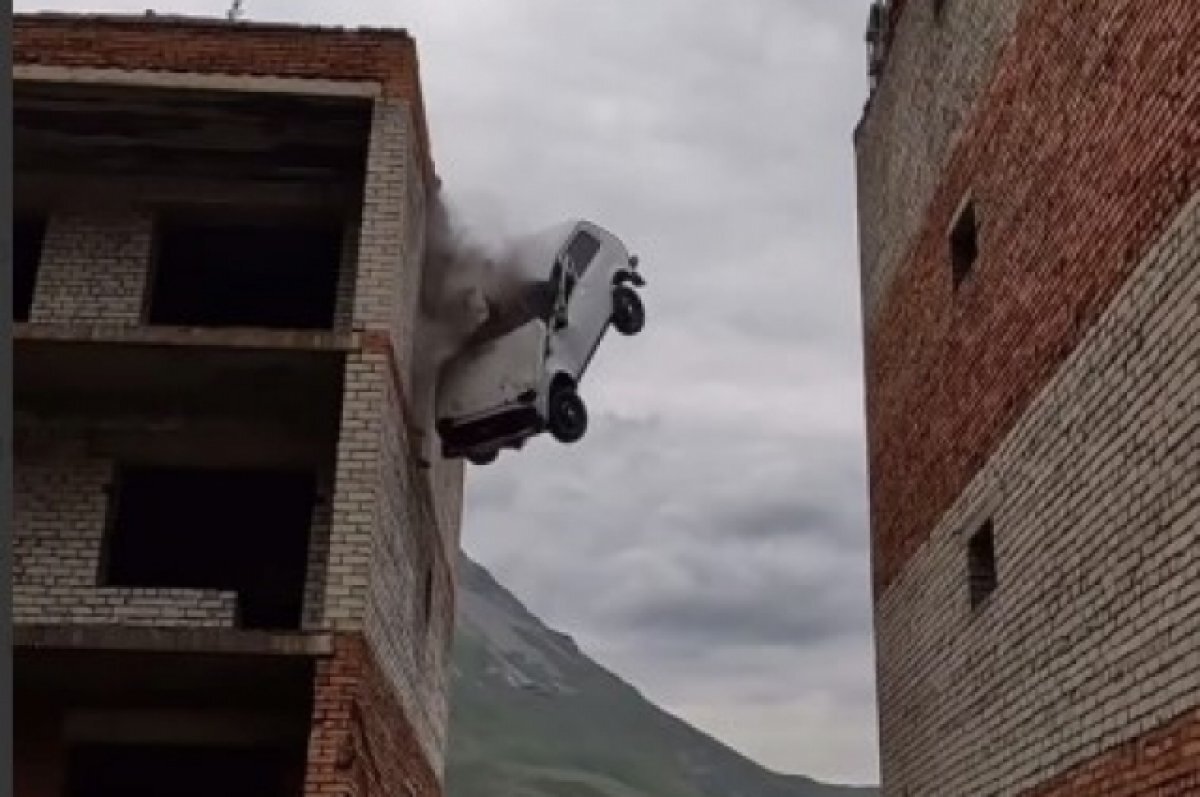    Блогера, который упал в авто с крыши недостроя в Осетии, могут наказать