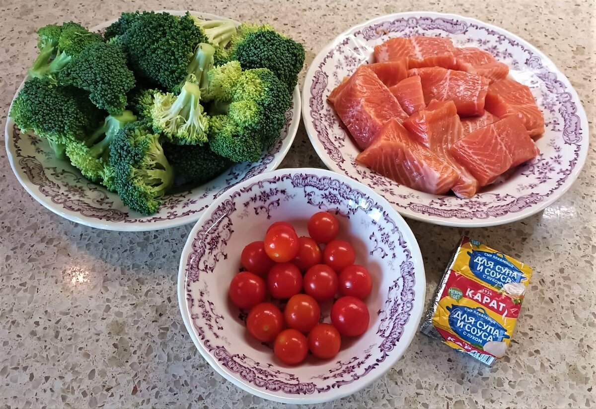 Красная рыба с брокколи, запеченная в духовке