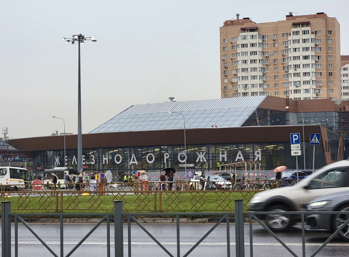 📷 1: На вестибюле 🚊 «Железнодорожной» смонтированы буквы с названием станции.