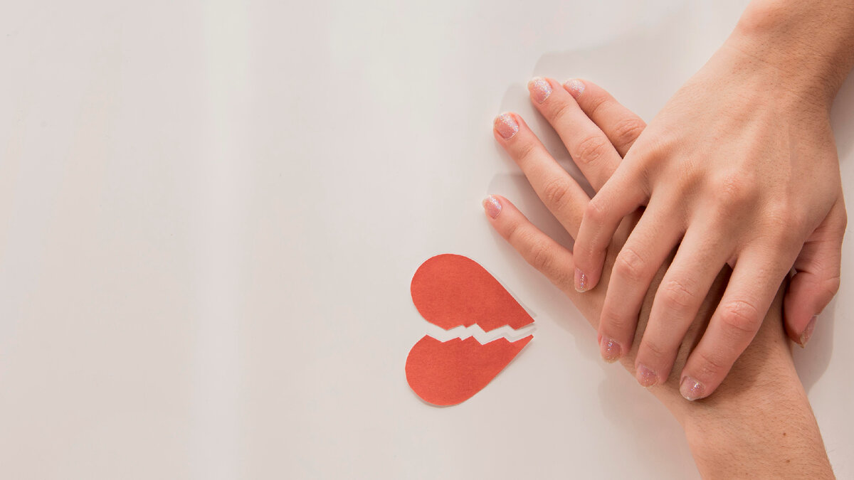 Изображение от <a href="https://ru.freepik.com/free-photo/top-view-hands-with-broken-heart_8145578.htm#page=2&query=%D1%80%D0%B0%D0%B7%D0%B1%D0%B8%D1%82%D0%BE%D0%B5%20%D1%81%D0%B5%D1%80%D0%B4%D1%86%D0%B5&position=9&from_view=search&track=ais">Freepik</a>