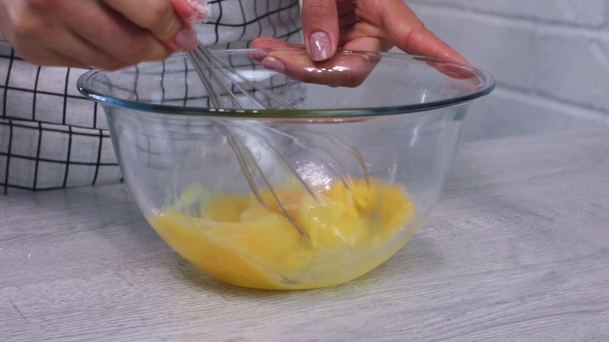 Сезон кабачков еще не закончился и мы можем еще готовить вкусные блюда с ним. Сегодня я готовила шоколадный сладкий пирог с кабачком.-2