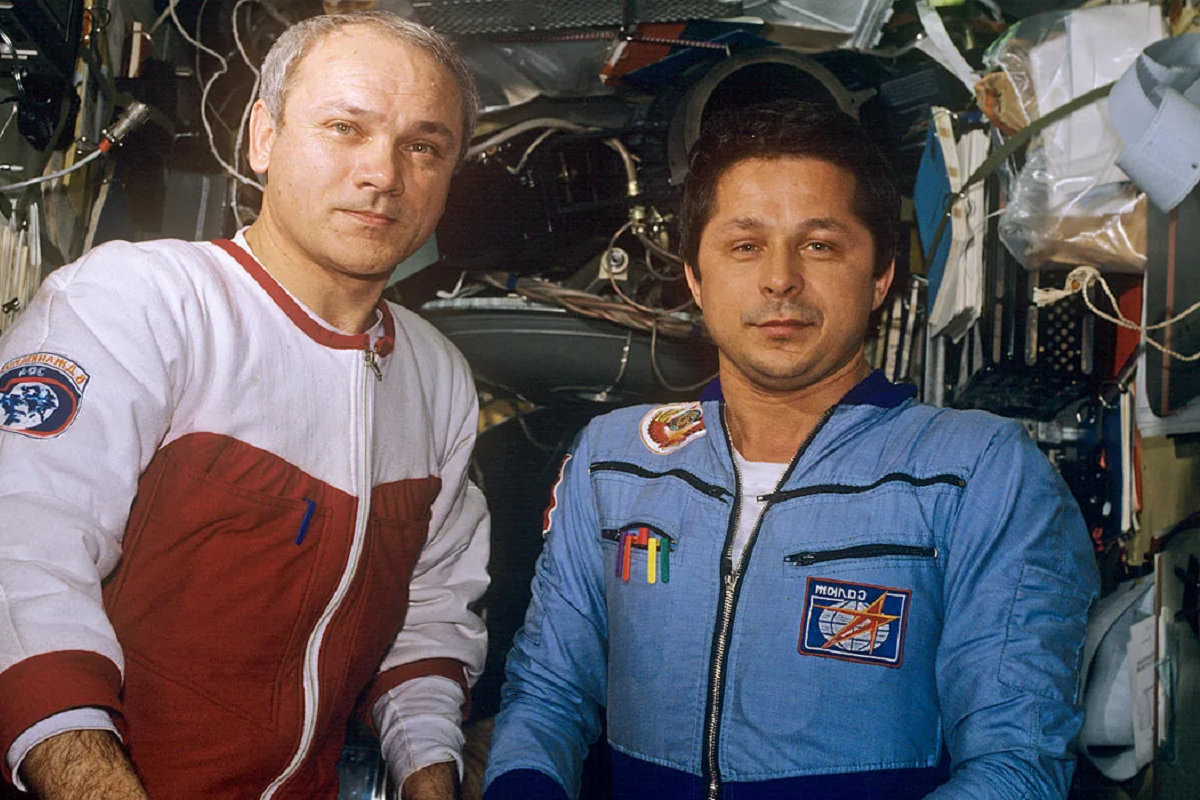 Салют 7 космонавты джанибеков и савиных. Космонавты джанибеков и савиных. Союз 7 в каком году. Союз 7 в каком году. Союз 7 в каком году.