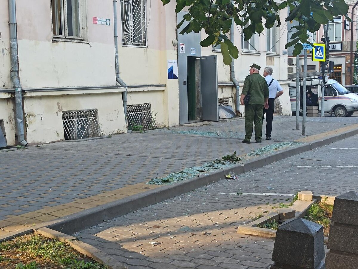 В Батайске упавший беспилотник попал в нежилой дом | Donday.ru | Дзен