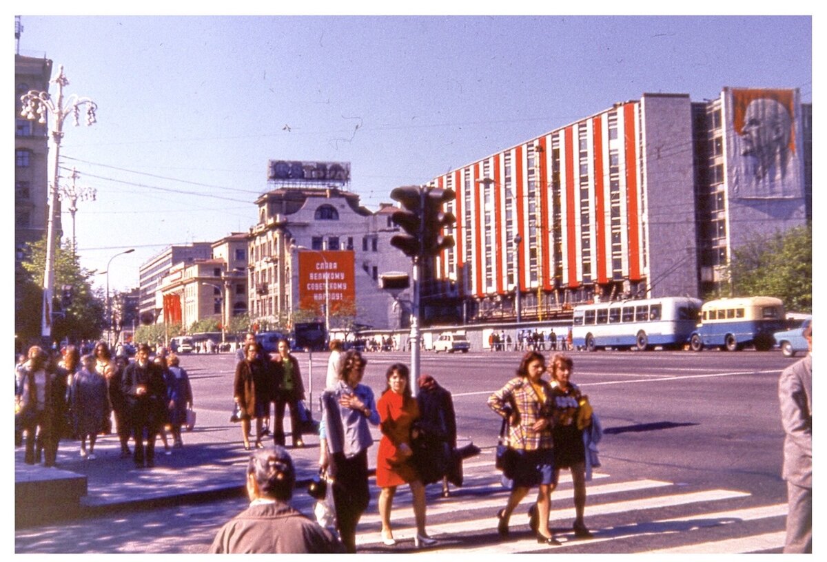 Жизнь в городе ссср. 1980 Москва улица Горького. Улица Горького в Москве в 70-80е. Улица Горького в 70х годах. Москва 70х . Ул. Горького. Магазин Армения.