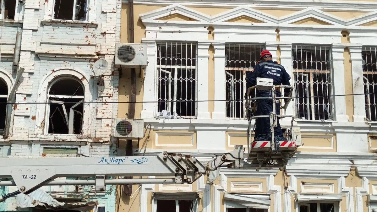     Три здания пострадали на Пушкинской в Ростове в результате падения беспилотника, заявил губернатор региона Василий Голубев.