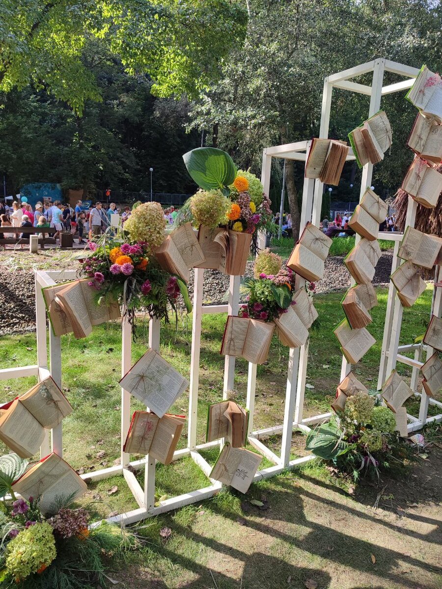 На одном из фестов своего города наткнулась на неординарную инсталляцию, прямо ко Дню Знаний) Фото автора.  