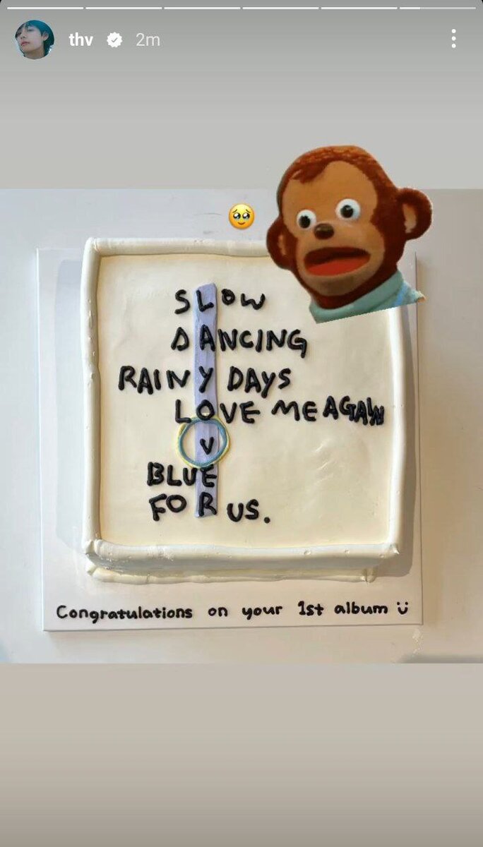 Тортик в честь выхода альбома (Судя по смайлику в конце надписи внизу, это дело рук продюсера ADOR Ми Хи Джин, смайлик очень похож на лайтстик New Jeans)