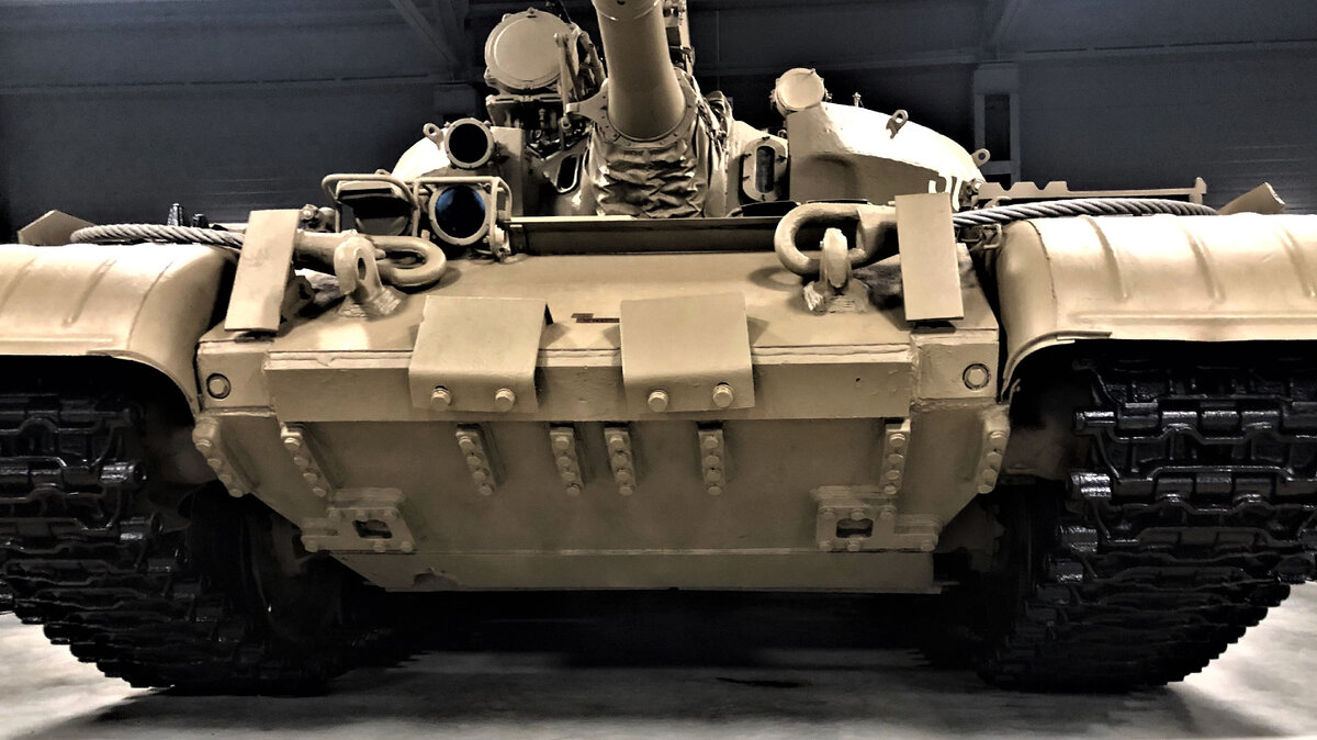 Виден торец каркаса с дополнительными броневыми листами, наваренный на днище в зоне отделения управления для повышения уровня противоминной стойкости