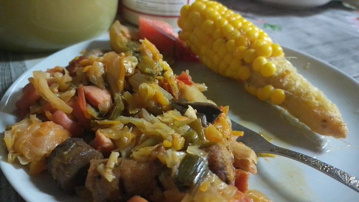 Капустная солянка с грибами и пореем. Кукуруза тоже своя, из покупного только растительное масло и соль.