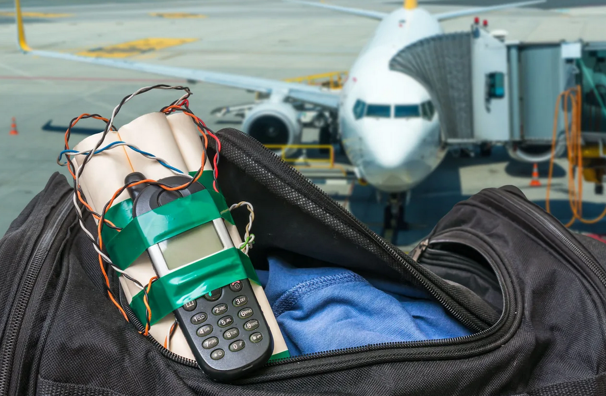 Взрывное устройство в сумке. Взрывное устройство в телефоне. Взрывное устройство в телефоне. Кустарные взрывные устройства. Самодельные взрывные устройства.