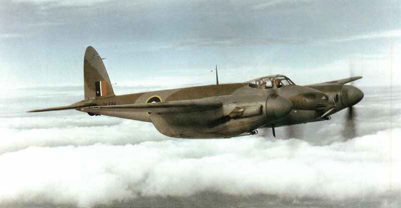 De Havilland Mosquito — быстрый дневной и ночной бомбардировщик, а также самолет-разведчик, истребитель-бомбардировщик, противокорабельный самолет и ночной истребитель.-1-2