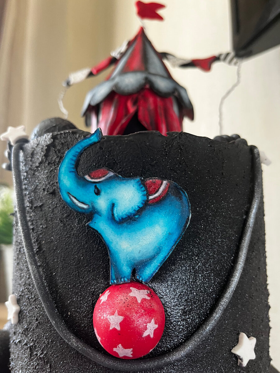 Девочка на шаре