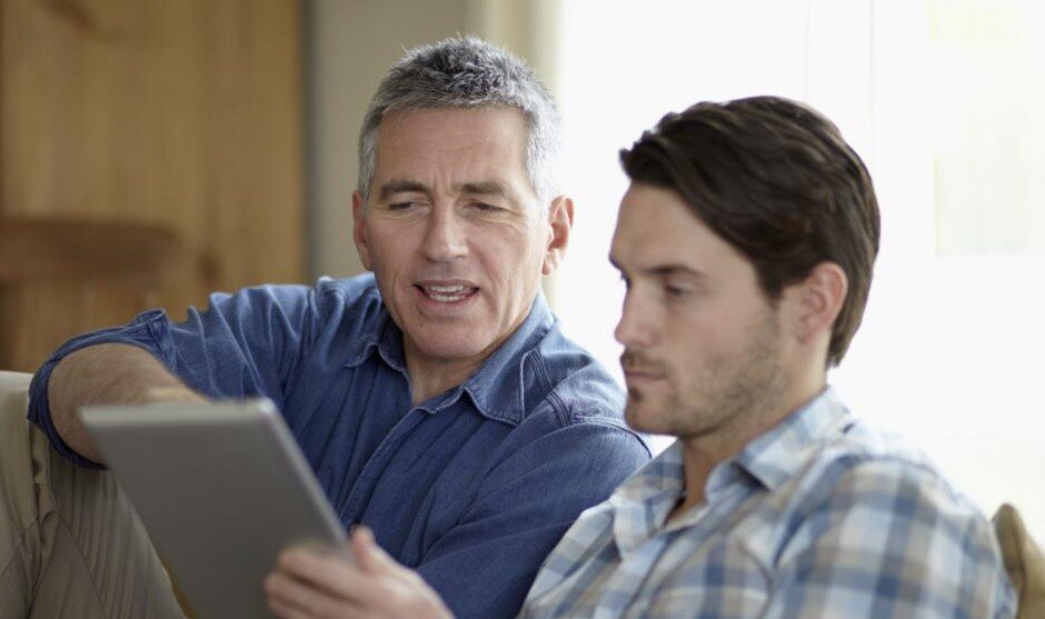 Напиши про то, как оторваться от маминой юбки