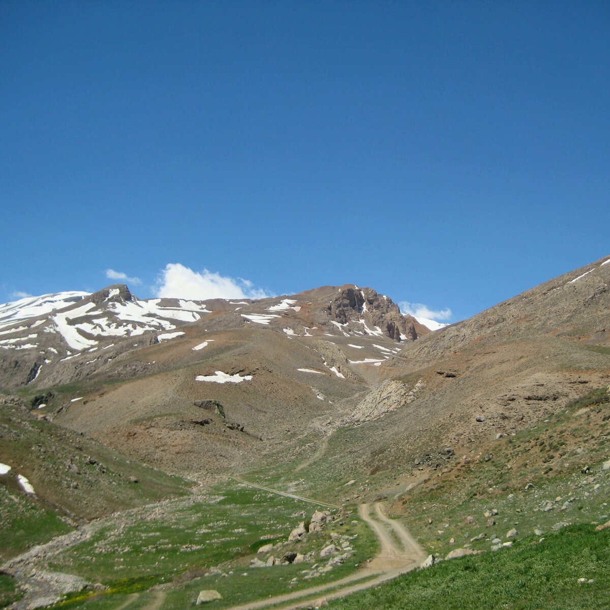 Начало подъёма в горы, кое-где виден снег