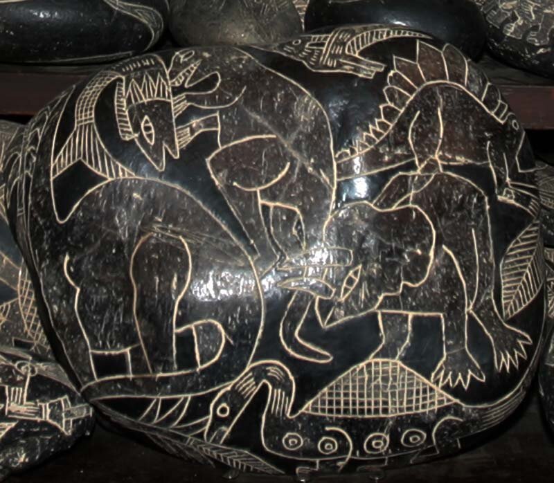 Изображение динозавров на одном из камней Ики. Фото из открытых источников.