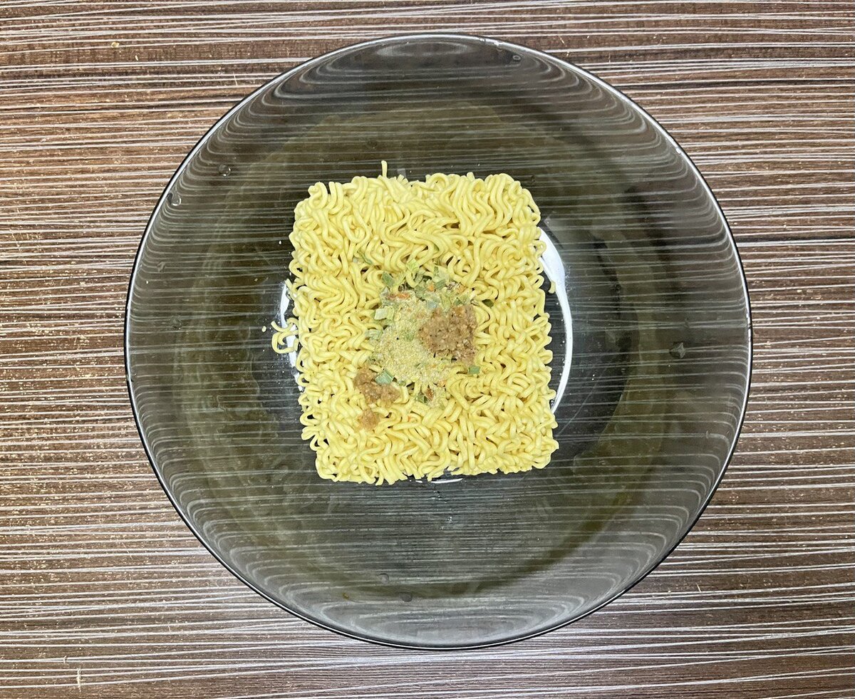 Лапшу открываем, высыпаешь все приправы и заливаем кипятком