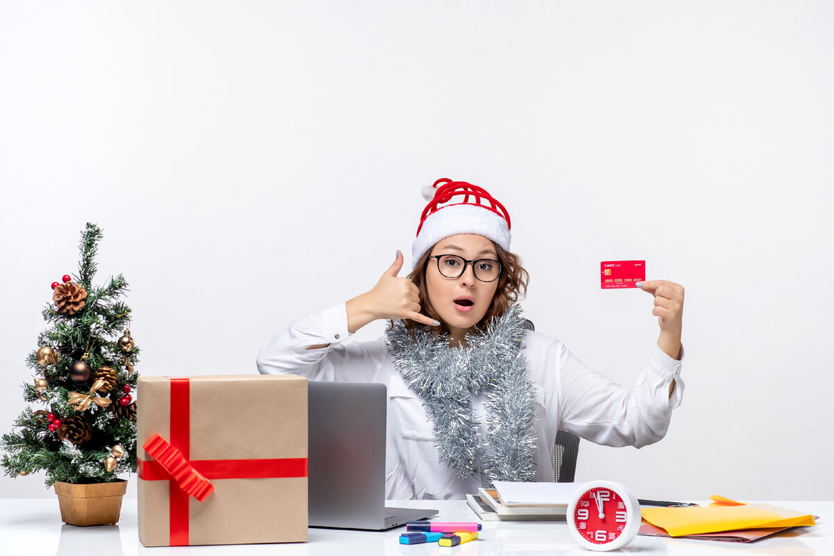 <a href="https://ru.freepik.com/free-photo/front-view-female-worker-sitting-before-her-working-place-holding-bank-card-money-job-business-work-christmas-office_16927212.htm#page=2&query=%D0%B7%D0%B0%D1%80%D0%B0%D0%B1%D0%BE%D1%82%D0%BE%D0%BA%20%D0%B2%20%D0%BD%D0%BE%D0%B2%D1%8B%D0%B9%20%D0%B3%D0%BE%D0%B4&position=7&from_view=search&track=ais">Изображение от KamranAydinov</a> на Freepik