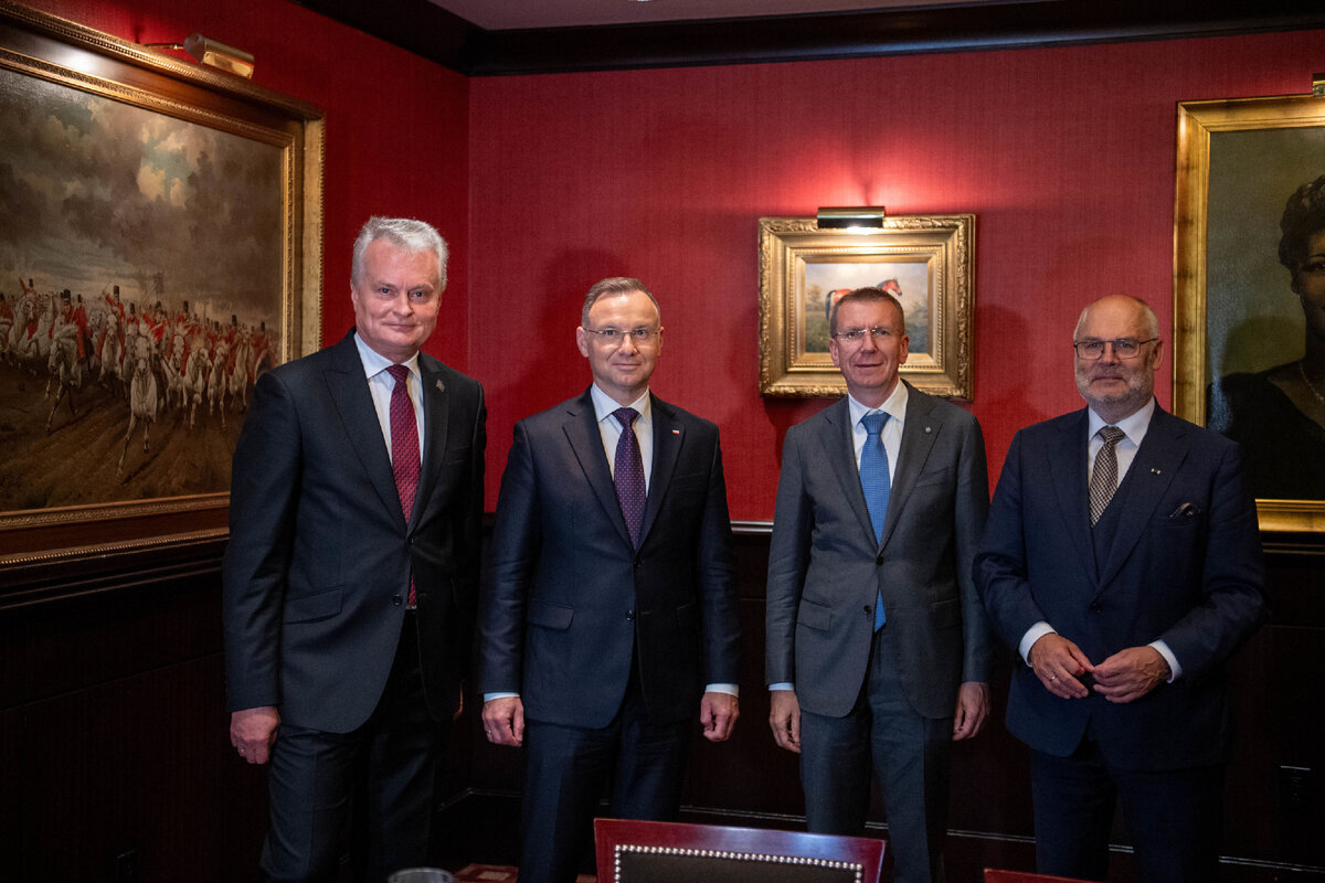 Президент Литвы Гитанас Науседа, президент Польши Анджей Дуда, президент Латвии Эдгар Ринкевич и президент Эстонии Алар Карис на встрече в в Нью-Йорке, 20 сентября 2023 / Lietuvos Respublikos Prezidento kanceliarijos nuotraukos/ Robertas Dačkus