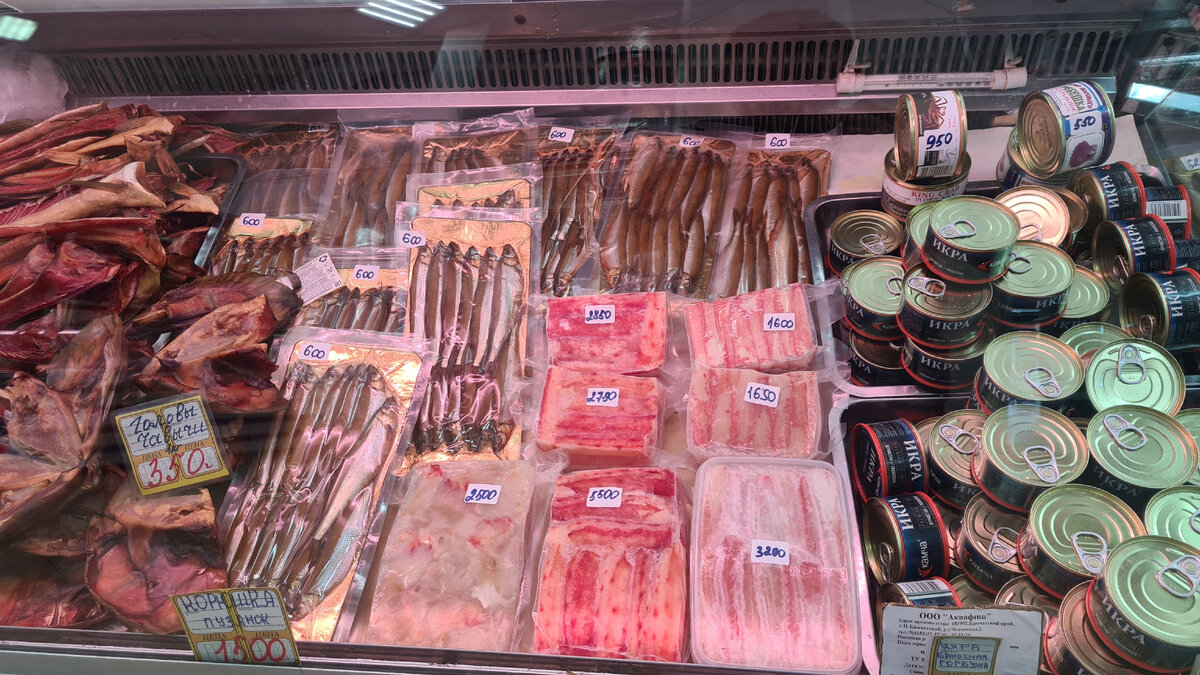 Тут и крабовое мясо цена и 5500 и 2500,все зависит от веса, средняя цена около 4000 руб /кг, а корюшка идёт в фасованной упаковке.