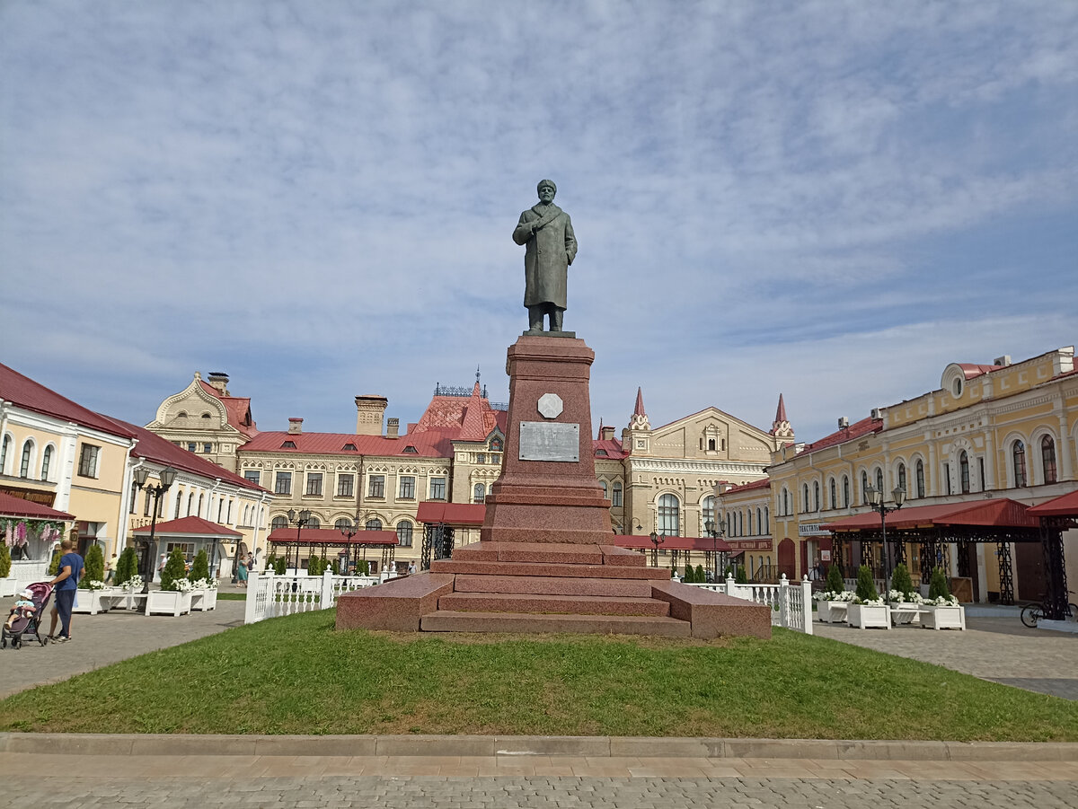 Рыбинск. Красная площадь между Волжской набережной и Крестовой - главной улицей города. 