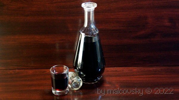 Настойка на черноплодной рябине.