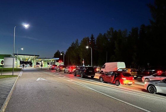    Очередь из автомобилей на границе России с Финляндией
