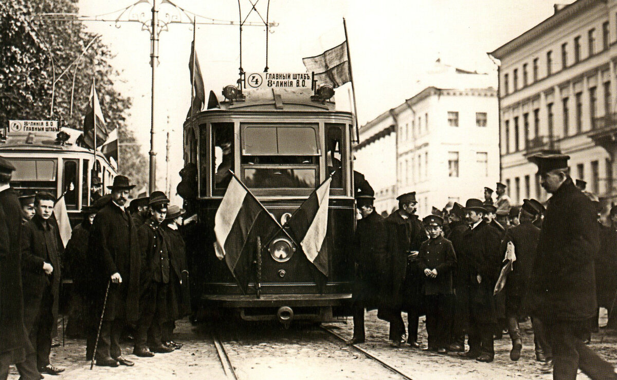 Открытие первого маршрута №4 от Адмиралтейства на Васильевский остров, 1907 г. Фото Карла Буллы.