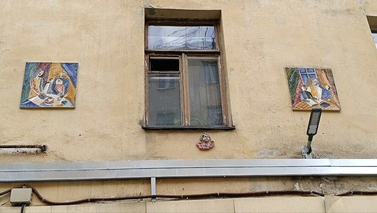 10 таких небольших мозаичных панно украшают фасад дома. Фото автора канала Питер на все случаи жизни 