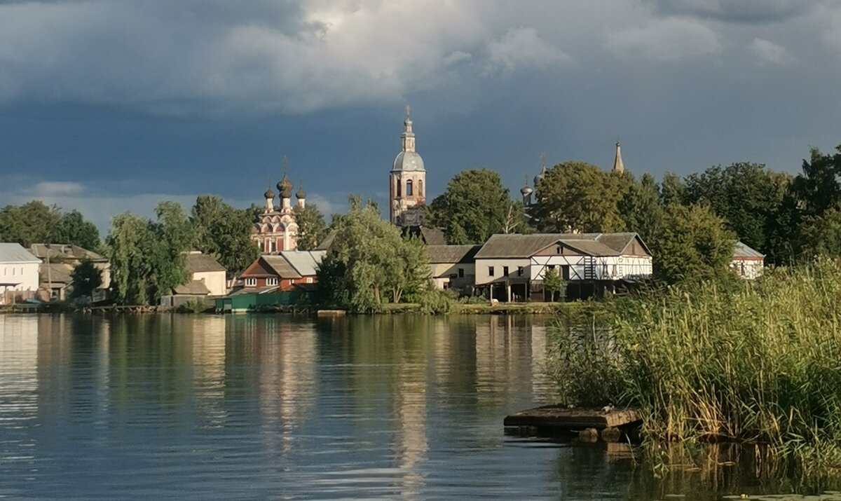 Вид на Осташковскую слободу от причала у Житенного монастыря