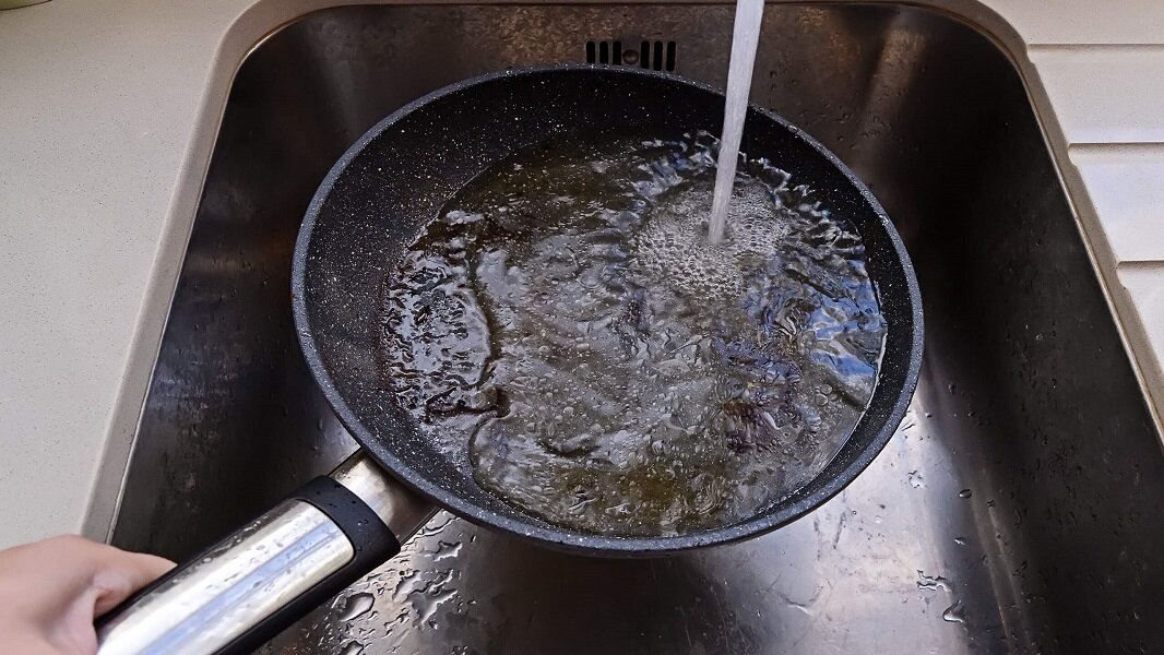 Можно ли использовать масло после жарки. Антипригарное покрытие сковороды. повреждение антипригарного покрытия на электроплите. раскаленное масло и вода.