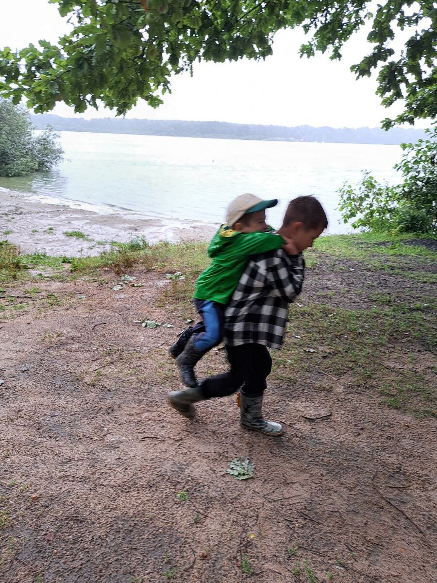 Фото нечеткое, но оно про любовь. Старший и младший на озере под дождем