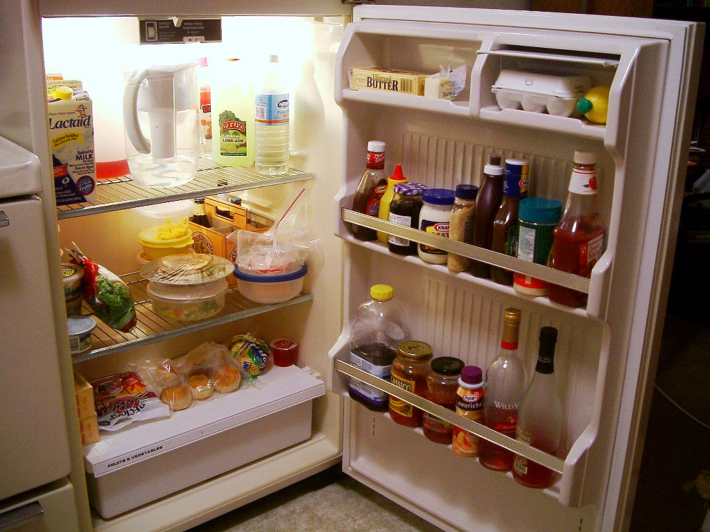 Холодильник работал открытой. Холодильник с продуктами. Холодильник с едой. Открытый холодник с продуктами. Открытый холодильник.