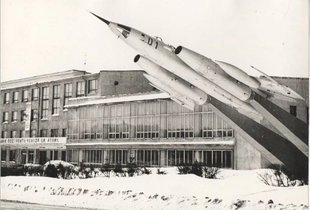 Высшее Военное училище летчиков - оно было создано ещё до моего рождения и являлось гордостью моего родного города
